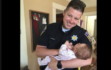 Polici adopton foshnjën e gruas së pastrehë