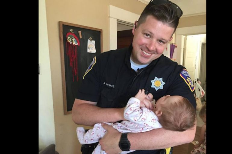 Polici adopton foshnjën e gruas së pastrehë