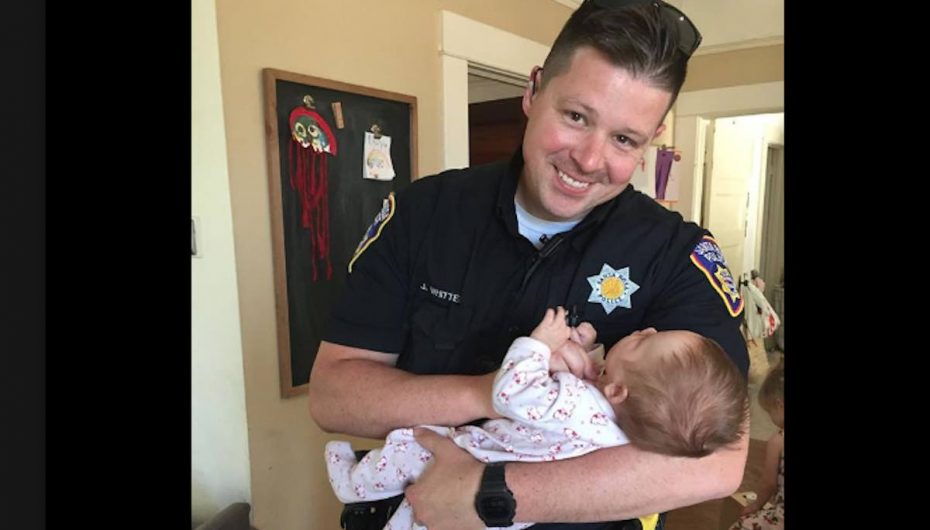 Polici adopton foshnjën e gruas së pastrehë