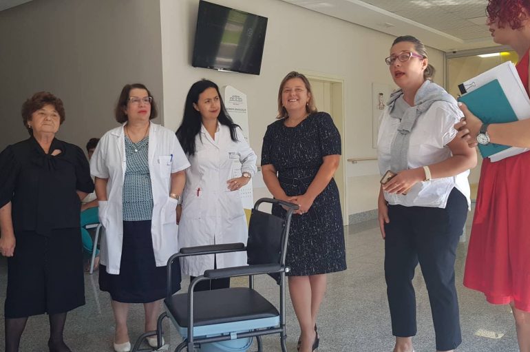 Gazetarja dhuron karrocën e babait të ndjerë: Beteja 4 vjeçare më bëri të kuptoj sa e shtrenjtë është jeta