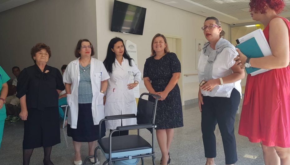 Gazetarja dhuron karrocën e babait të ndjerë: Beteja 4 vjeçare më bëri të kuptoj sa e shtrenjtë është jeta