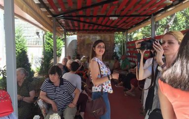 Si e frymëzon veten Dorina, e reja që ëndërron të bëhet këngëtare