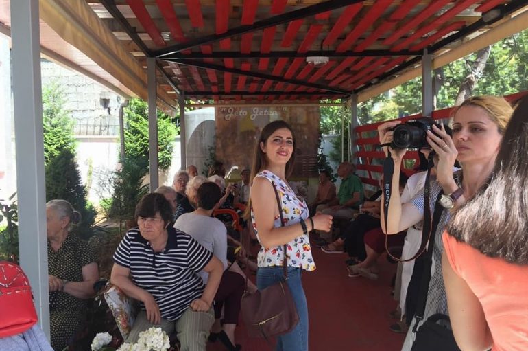 Si e frymëzon veten Dorina, e reja që ëndërron të bëhet këngëtare