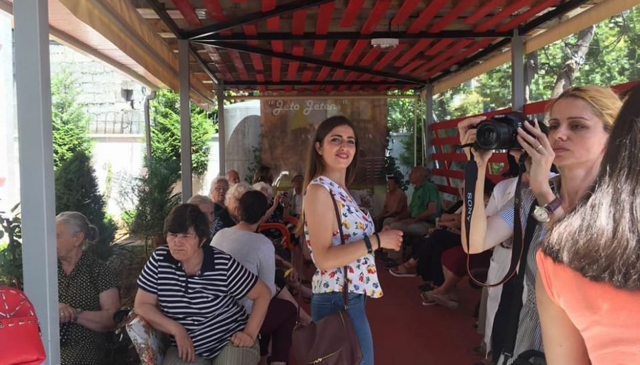 Si e frymëzon veten Dorina, e reja që ëndërron të bëhet këngëtare