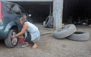 Xhoi, gomistja 21-vjeçare që punon në servisin e babait