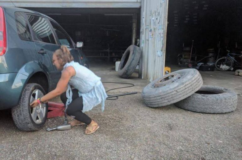 Xhoi, gomistja 21-vjeçare që punon në servisin e babait