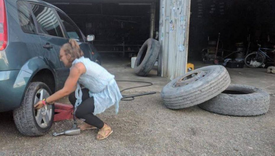 Xhoi, gomistja 21-vjeçare që punon në servisin e babait