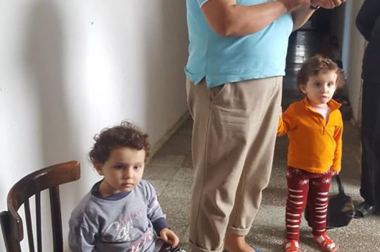 2 binjaket e lindura në godinën e gurtë të fshatit pas Tiranës, e vetmja shpresë për familjen  