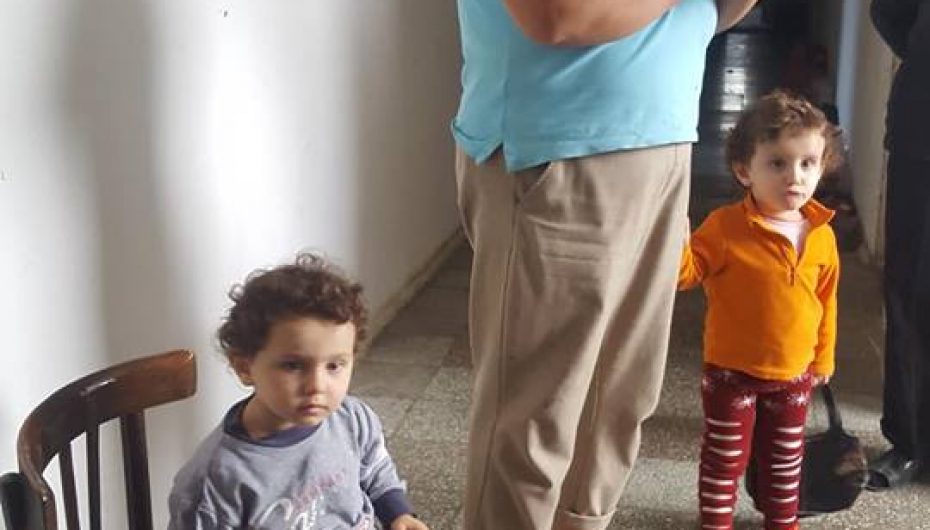 2 binjaket e lindura në godinën e gurtë të fshatit pas Tiranës, e vetmja shpresë për familjen  