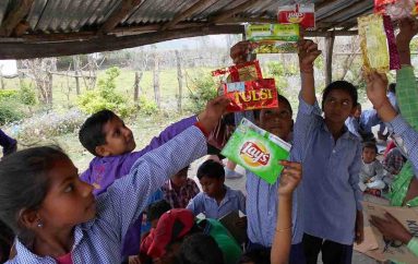 Nxënëset mbledhin mbi 20,000 mbështjellëse produktesh, i dërgojnë tek prodhuesit për të frenuar përdorimin e plastikës