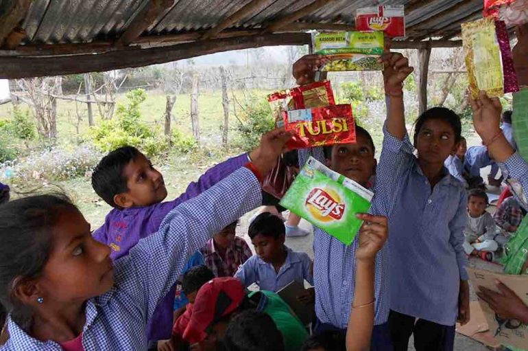 Nxënëset mbledhin mbi 20,000 mbështjellëse produktesh, i dërgojnë tek prodhuesit për të frenuar përdorimin e plastikës