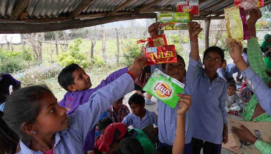 Nxënëset mbledhin mbi 20,000 mbështjellëse produktesh, i dërgojnë tek prodhuesit për të frenuar përdorimin e plastikës