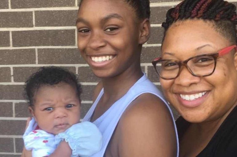 E ka pasur nxënëse, mësuesja ndihmon nënën adoleshente dhe foshnjën e saj