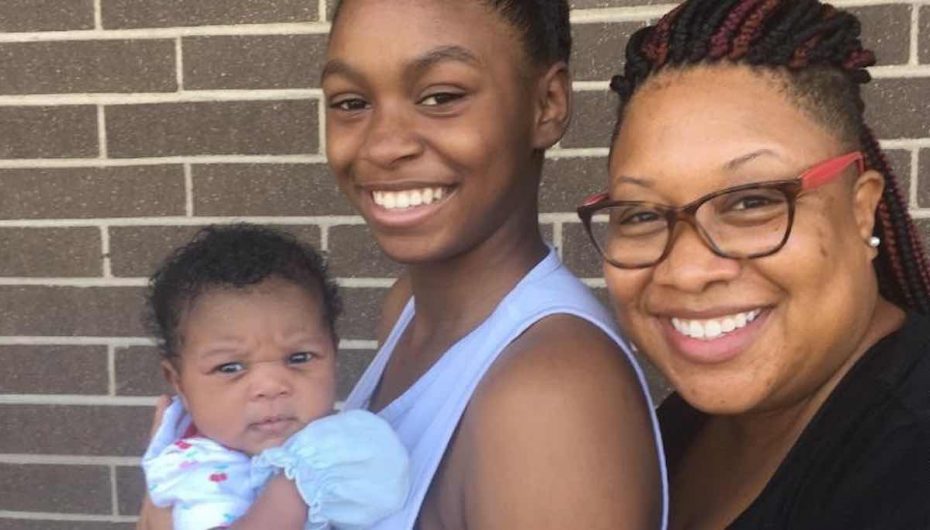 E ka pasur nxënëse, mësuesja ndihmon nënën adoleshente dhe foshnjën e saj