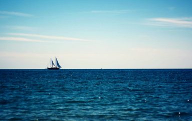 “Nëse anija jote nuk vjen, duhet të notosh drejt saj”