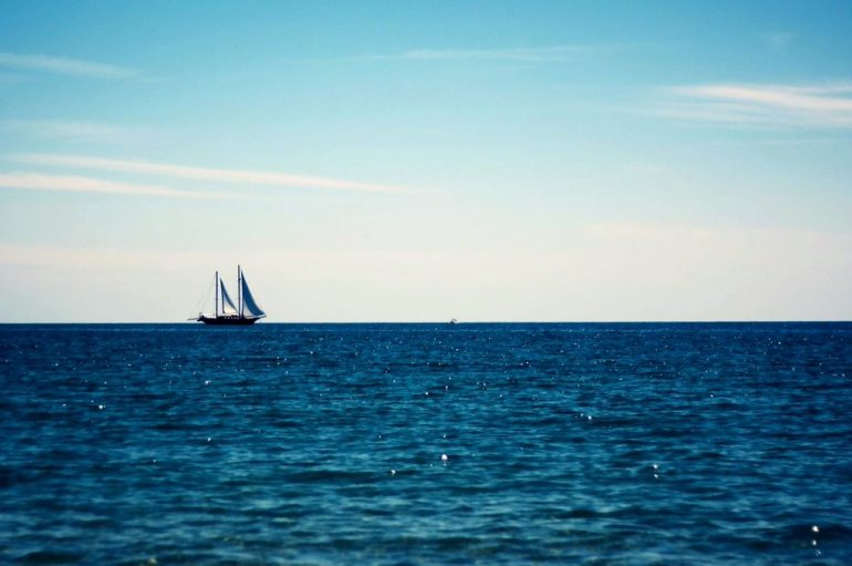 “Nëse anija jote nuk vjen, duhet të notosh drejt saj”