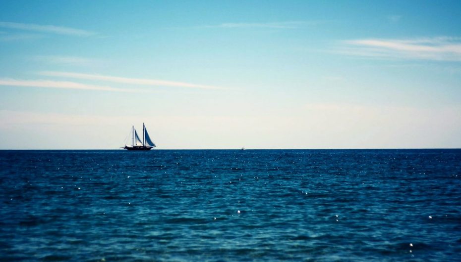“Nëse anija jote nuk vjen, duhet të notosh drejt saj”