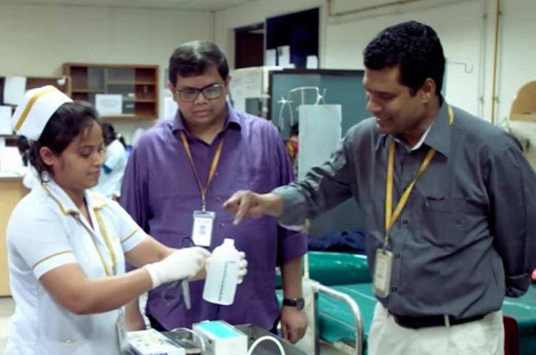 Spitalet nuk përballojnë pajisjet, doktori përdor shishet e shampove, ul vdekshmërinë me 75 për qind