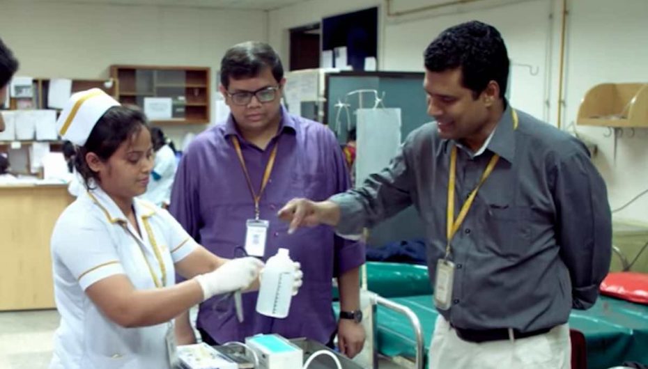 Spitalet nuk përballojnë pajisjet, doktori përdor shishet e shampove, ul vdekshmërinë me 75 për qind