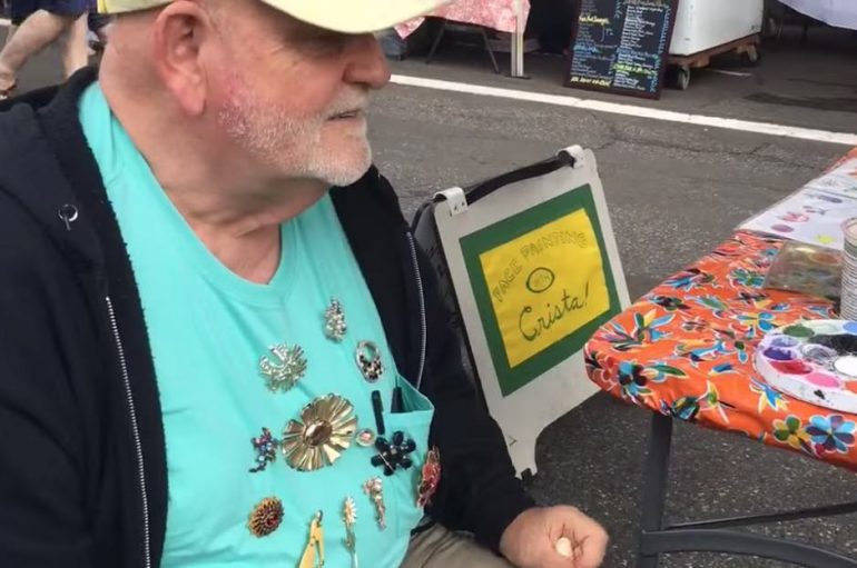 Që pasi i vdiq miku, 71 vjeçari u jep dhurata të huajve