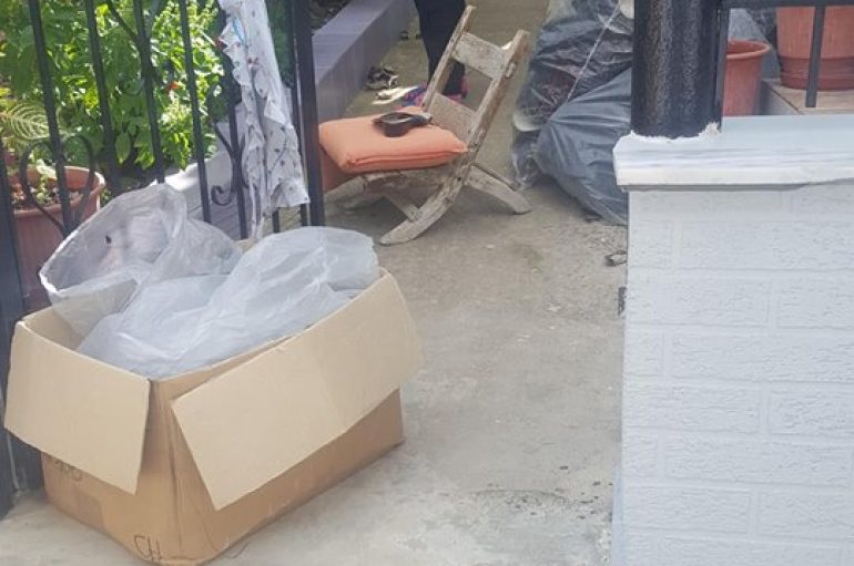 Këpucarja ‘duar hekur’ që ruan familjen