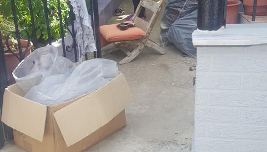 Këpucarja ‘duar hekur’ që ruan familjen