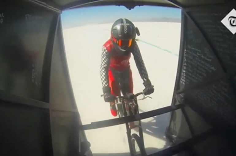 Nëna e 3 fëmijëve realizon “udhëtimin e jetës”, thyen rekordin: Personi më i shpejtë me biçikletë