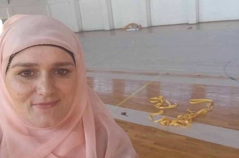 Mësuesja e mbuluar nga Kosova synon rekordin Guinness, realizon lulen më të madhe në botë