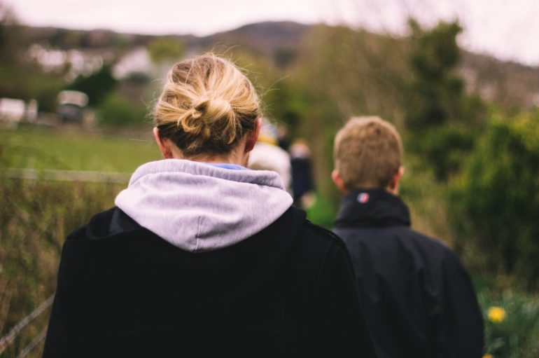 Si të qëndrosh i lumtur kur përreth ke njerëz negativë