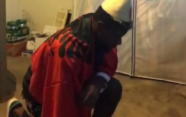 Afrikani këndon shqip, i mbuluar me flamurin shqiptar