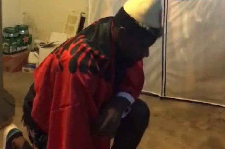 Afrikani këndon shqip, i mbuluar me flamurin shqiptar