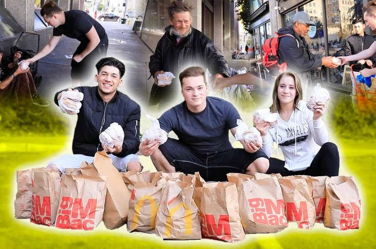 Djemtë blenë ushqim për të pastrehët