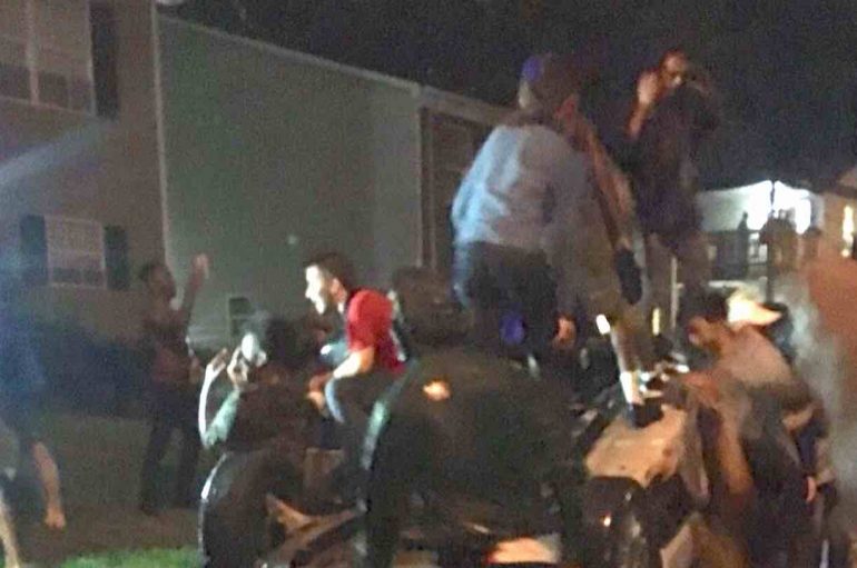 Tifozët i shkatërrojnë makinën, komuniteti bën gjithçka të ndihmojë të riun