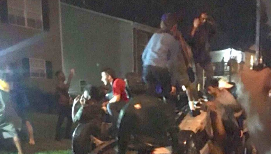 Tifozët i shkatërrojnë makinën, komuniteti bën gjithçka të ndihmojë të riun