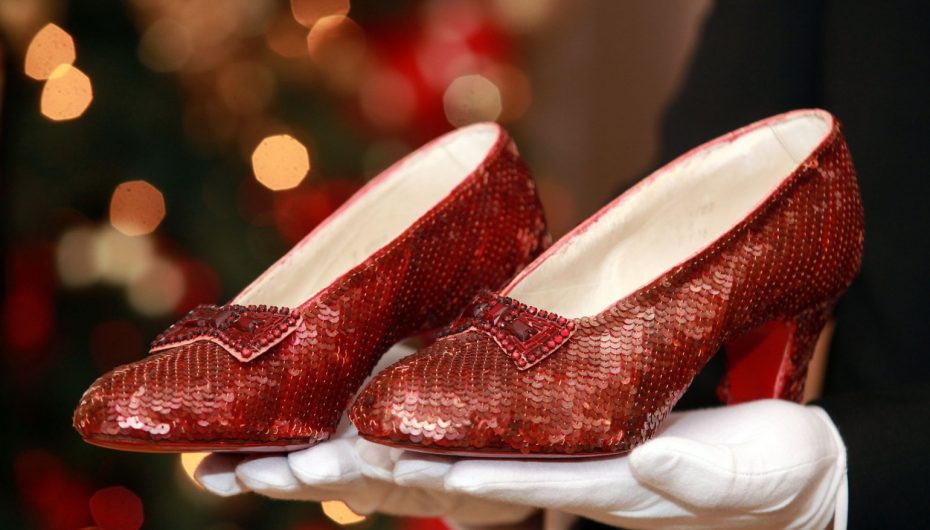 13 vjet pas vjedhjes, këpucët legjendare gjenden nga FBI