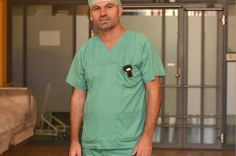 Kosovari menaxhon me sukses me 40 punonjës në zonën kirurgjike në Schwabing