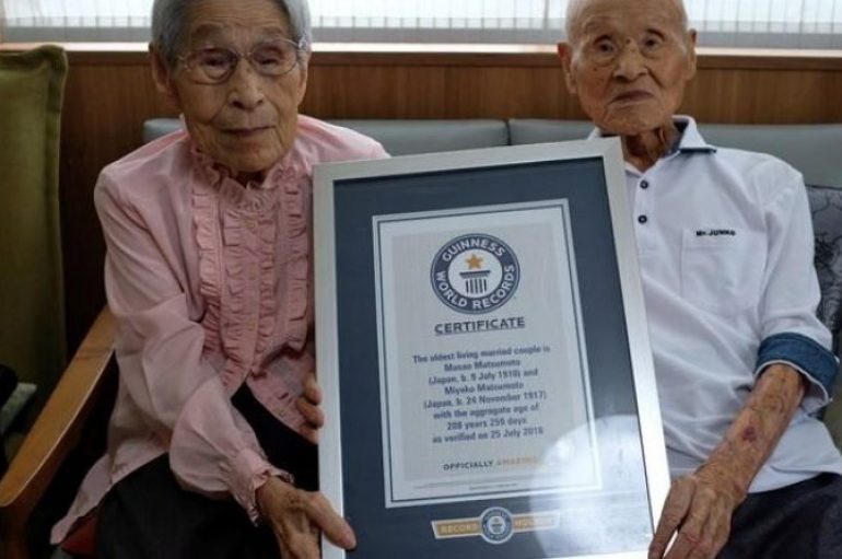 Çifti i të moshuarve bëjnë 80 vite të martuar