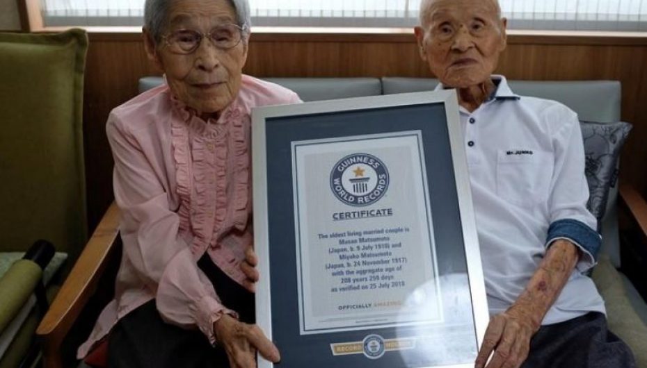 Çifti i të moshuarve bëjnë 80 vite të martuar