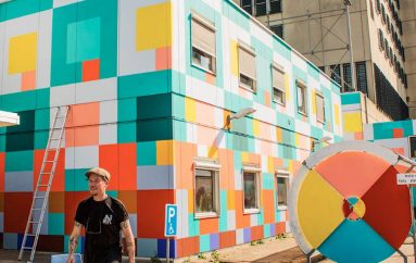 Artistët ftojnë refugjatët të transformojnë burgun, me ngjyra të ndritshme