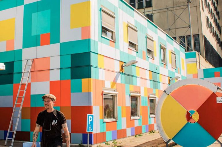 Artistët ftojnë refugjatët të transformojnë burgun, me ngjyra të ndritshme