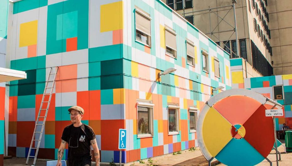 Artistët ftojnë refugjatët të transformojnë burgun, me ngjyra të ndritshme