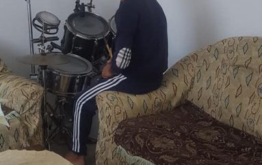 Elisi, muzikanti nga Fieri që luan bateri edhe mes deleve