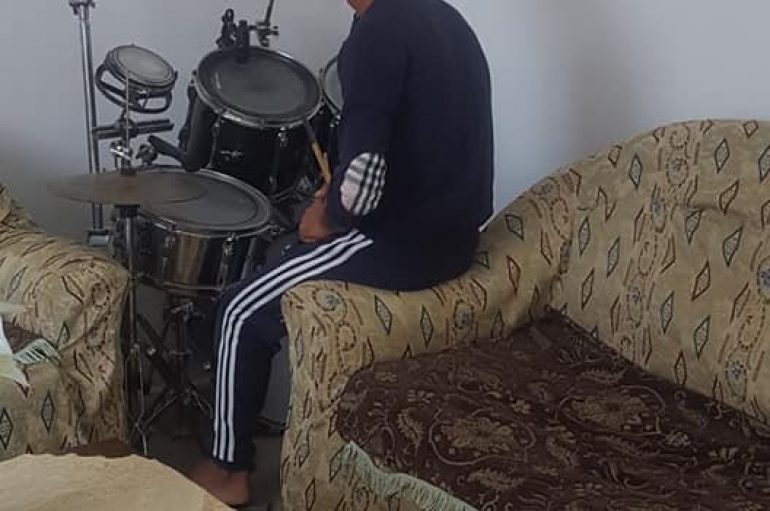 Elisi, muzikanti nga Fieri që luan bateri edhe mes deleve