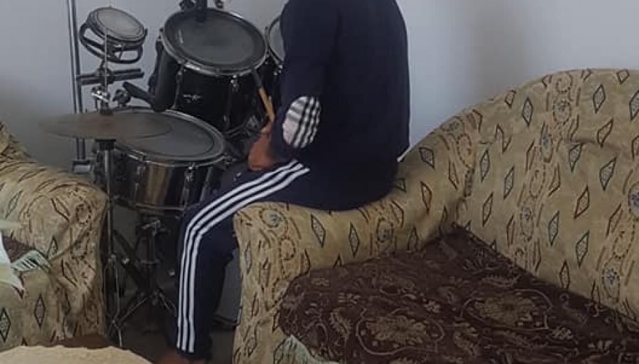 Elisi, muzikanti nga Fieri që luan bateri edhe mes deleve