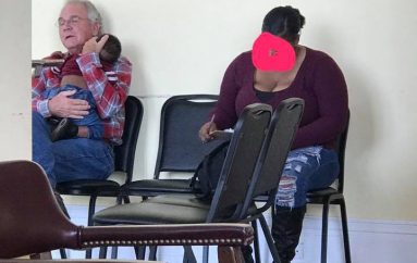 I moshuari ngroh zemrat e njerëzve, mban fëmijën me ngjyrë tek mjeku, që nëna të plotësojë formularin