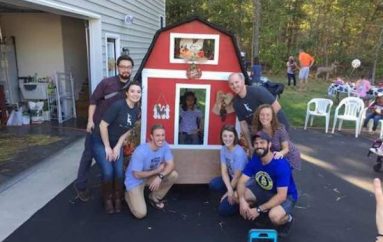 Studentët ndriçojnë sytë e adoleshentes në karrige me rrota