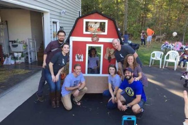Studentët ndriçojnë sytë e adoleshentes në karrige me rrota