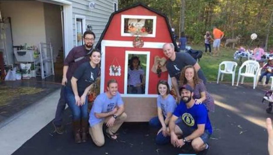 Studentët ndriçojnë sytë e adoleshentes në karrige me rrota