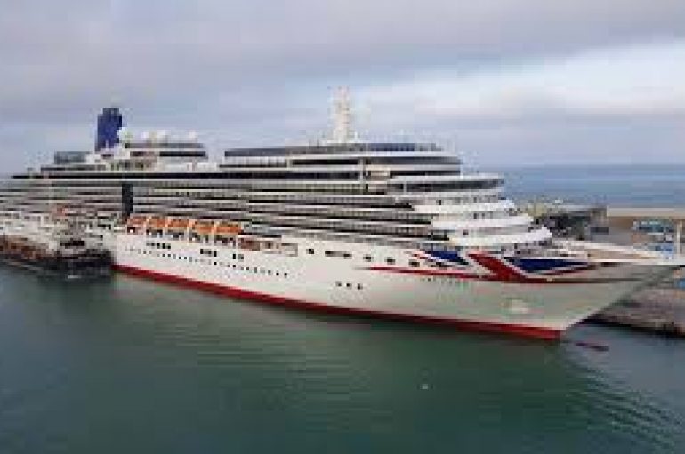 Një burrë po punon të kthejë anijen e lundrimit në shtëpi për të pastrehët