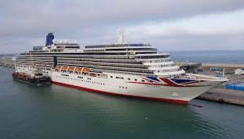 Një burrë po punon të kthejë anijen e lundrimit në shtëpi për të pastrehët